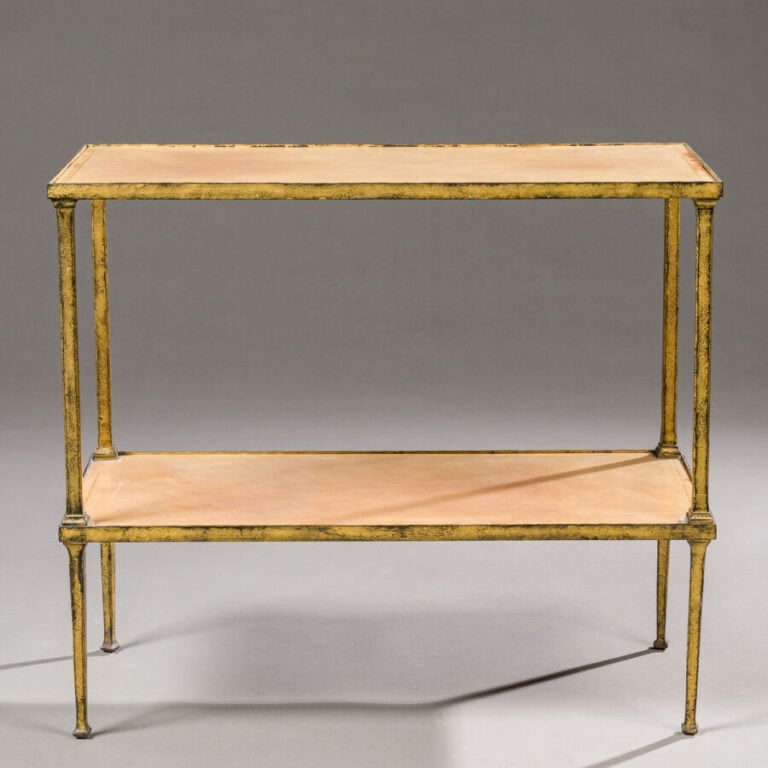 Maison RAMSAY - Desserte en fer battu à patine mordorée présentant deux plateau…