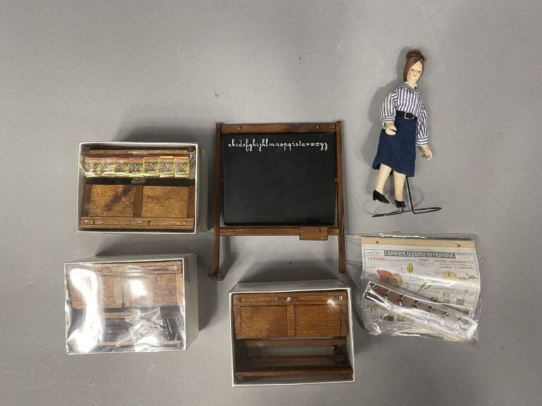 Mannette comprenant deux cartons de miniatures de jouets/ maquettes représentan…