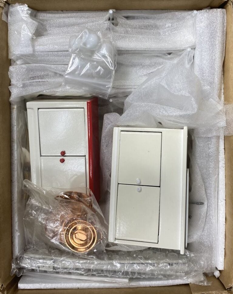 Mannette comprenant deux cartons de miniatures de jouets/ maquettes représentan…