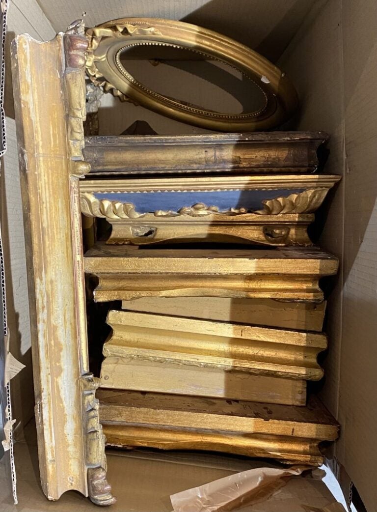 Mannette d'environ 10 cadres en bois doré et stuc à décor pour certains de fris…