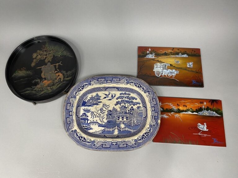 Mannette d'objets dans les goûts asiatique et vietnamien comprenant un plat à d…
