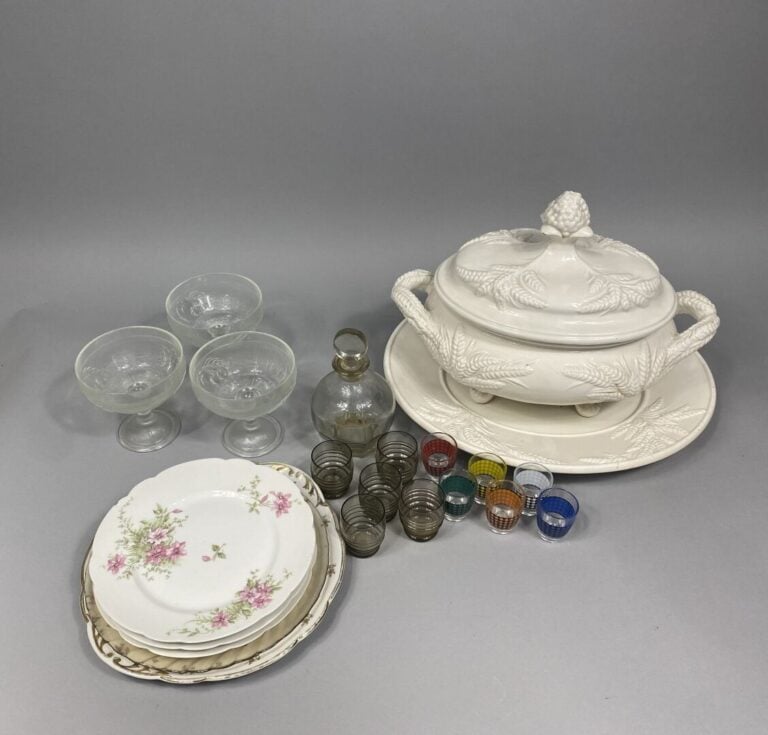 Mannette d'objets et divers comprenant soupière et sous-plat, assiettes déparei…