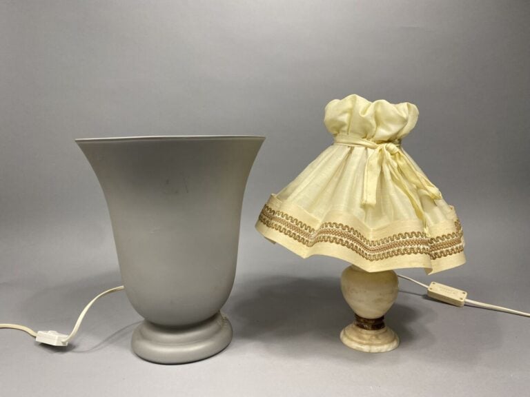 Mannette d'objets et divers comprenant un pied de lampe en albâtre, une lampe e…