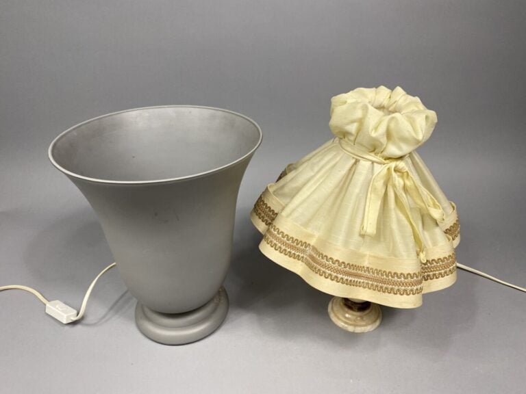 Mannette d'objets et divers comprenant un pied de lampe en albâtre, une lampe e…