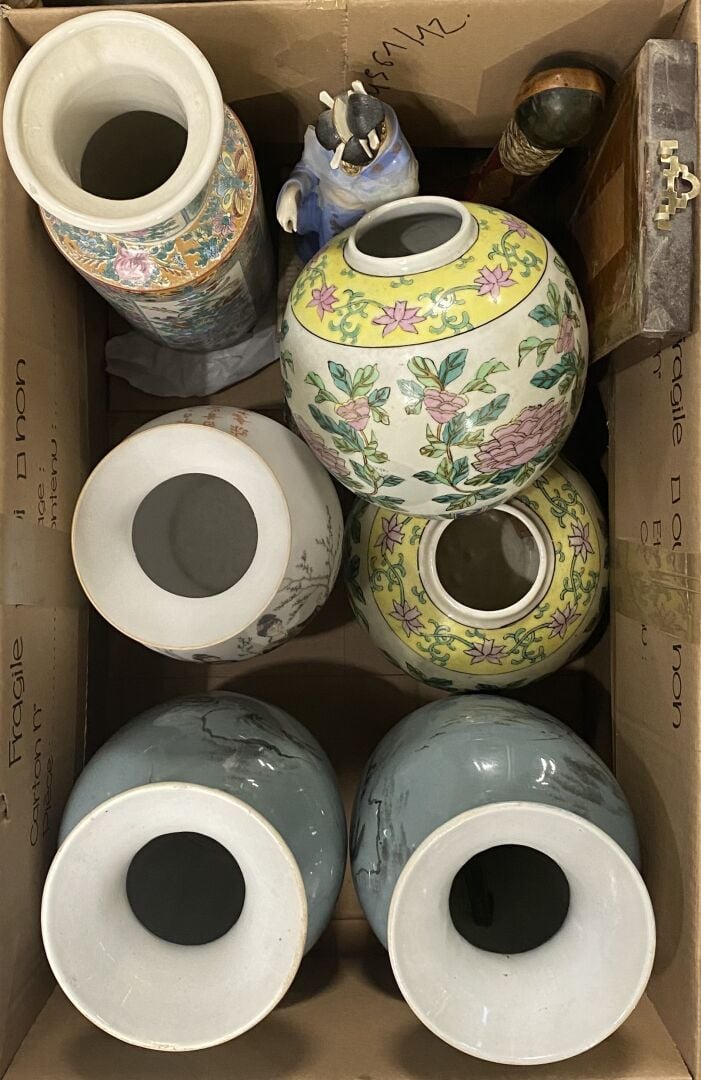 Mannette d'objets et divers dans le goût asiatique comprenant un vase en verre…