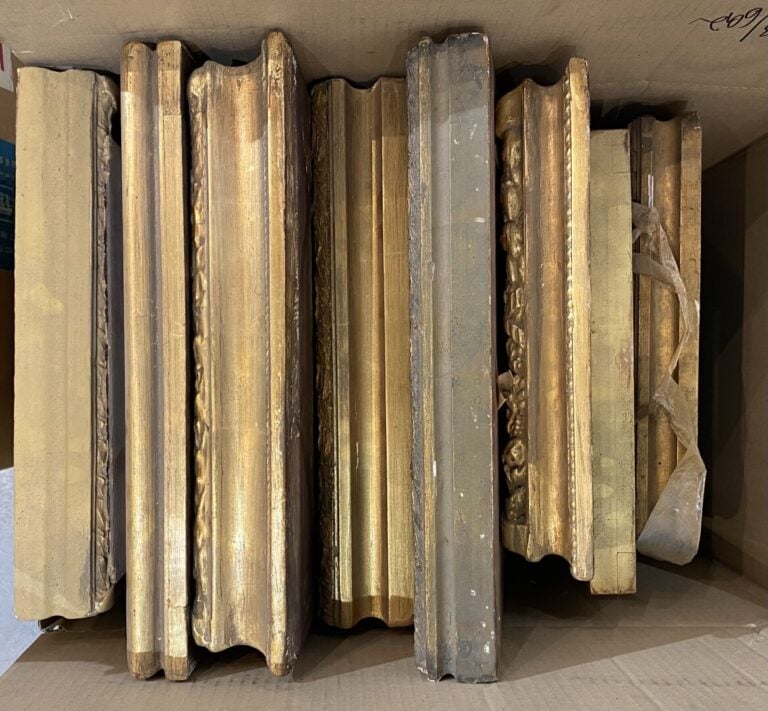 Mannette d'une dizaine de cadres en bois doré et stuc dont certains à décor de…