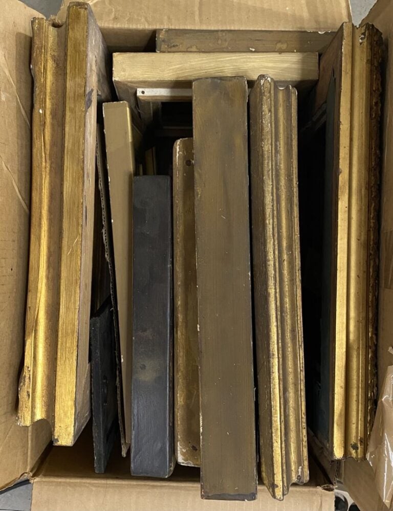 Mannette de cadres en bois et stuc pour certains doré à décor de frises feuilla…