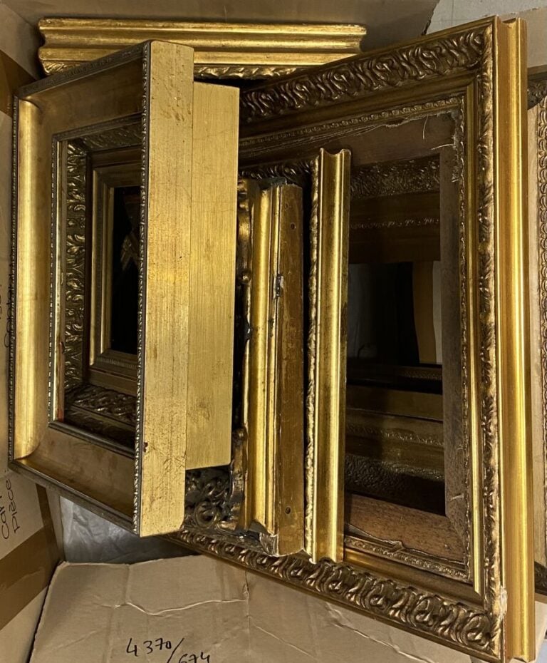 Mannette de cadres en bois pour certains moulurés et dorés à décor de frises fe…