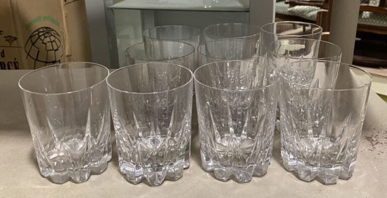 Mannette de verrerie comprenant partie de service en cristal taillé dont 12 cou…