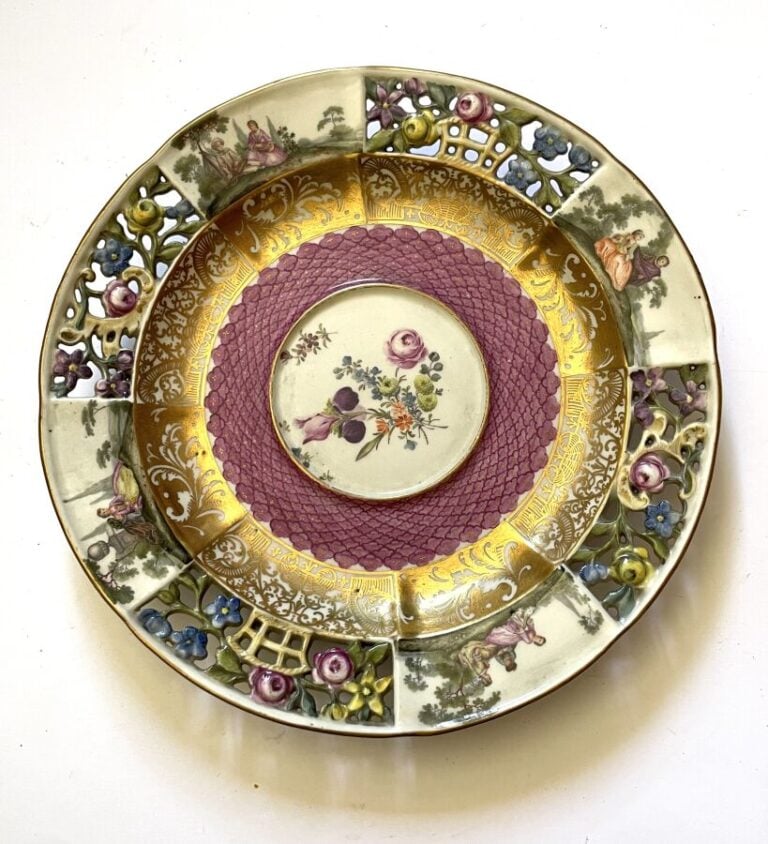 MEISSEN. - Ecuelle et bouillon (manque le couvercle), sans doute XVIIIe siècle