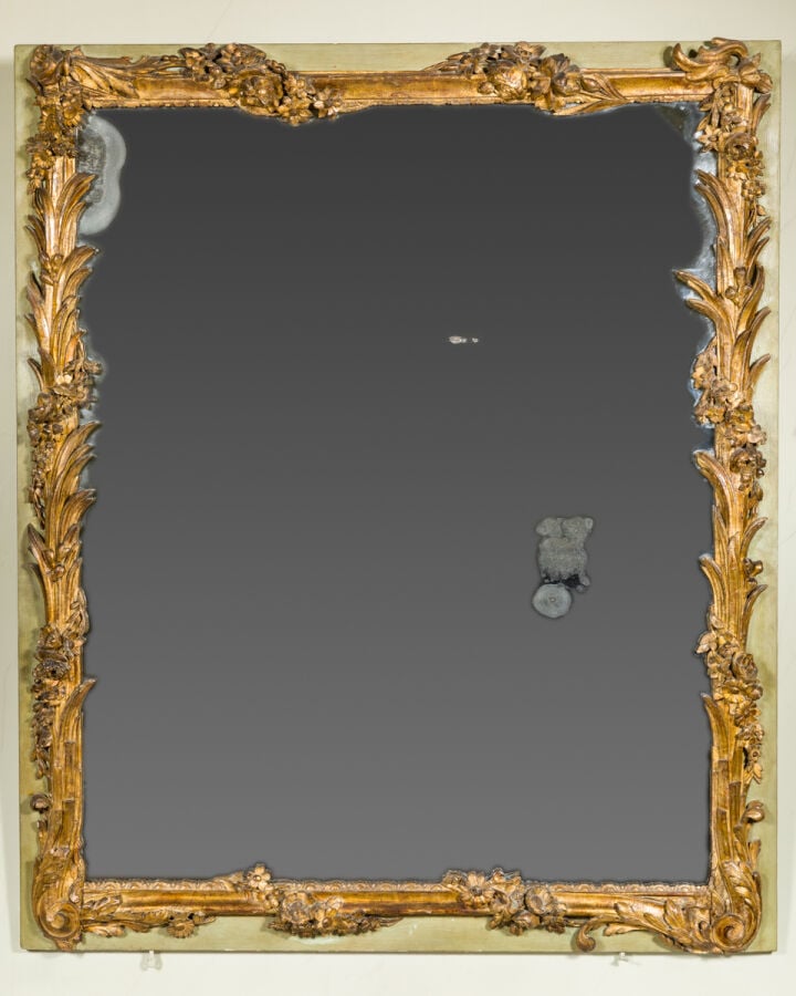 MIROIR DE TRUMEAU D'EPOQUE LOUIS XV, en bois sculpté, laqué vert et doré, proba…