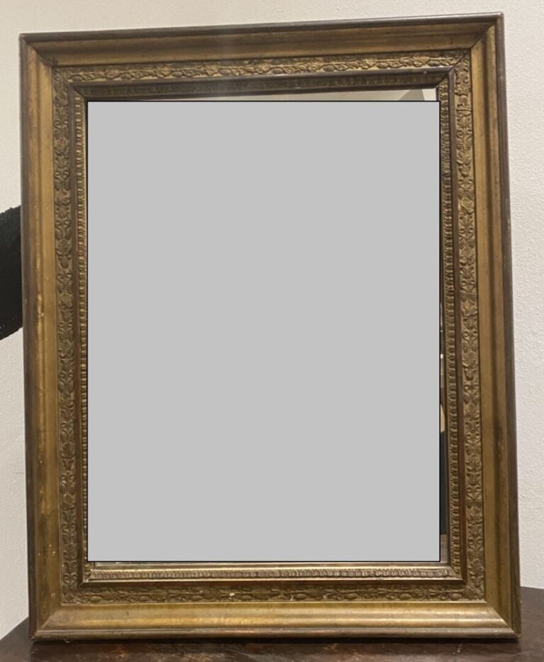 Miroir rectangulaire en bois doré à décor de frises - 51 x 41 cm - (usures)