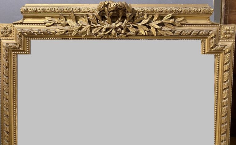 Miroir trumeau en bois doré sculpté de frise de perles et jonc rubané - 170 x 1…