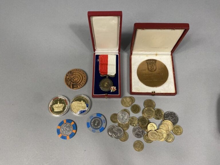 MONACO - Ensemble de pièces, jetons et médailles comprenant une médaille célébr…