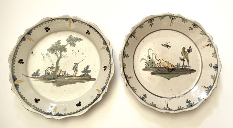 NEVERS - Ensemble de deux assiettes : chien et perroquet et personnage dans un…