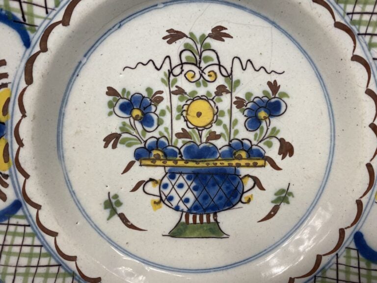 NEVERS - Paire d'assiettes en faïence polychrome à décor de corbeille fleurie e…