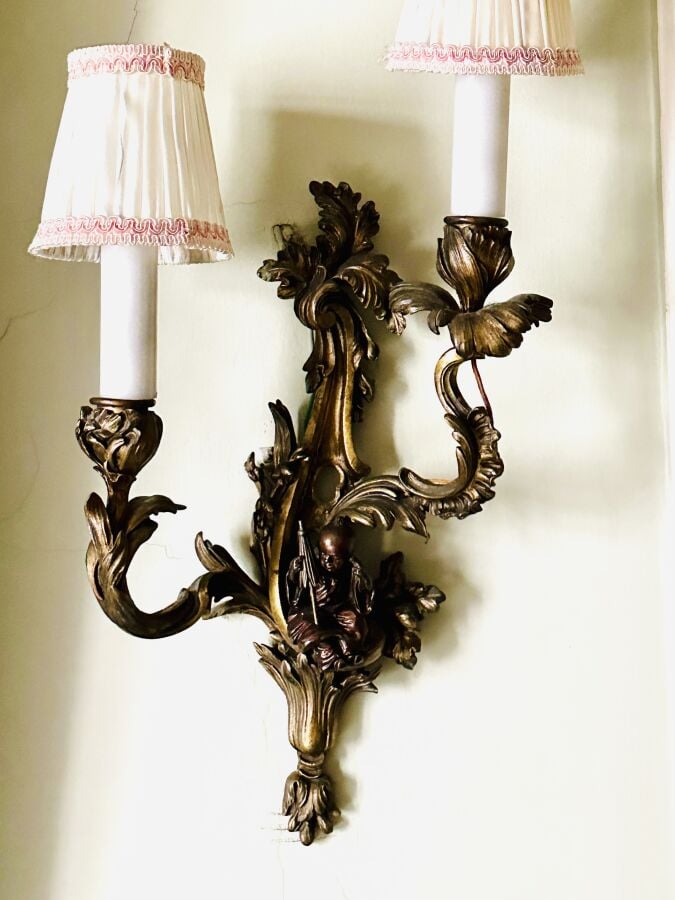 PAIRE D'APPLIQUES DE STYLE LOUIS XV, en bronze ciselé patiné et doré, à deux lu…