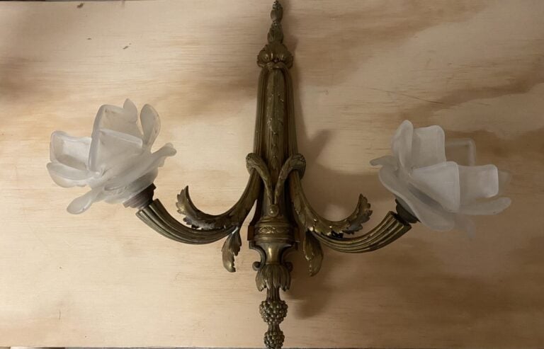 Paire d'appliques en bronze doré à décor de guirlandes et enroulements feuillag…