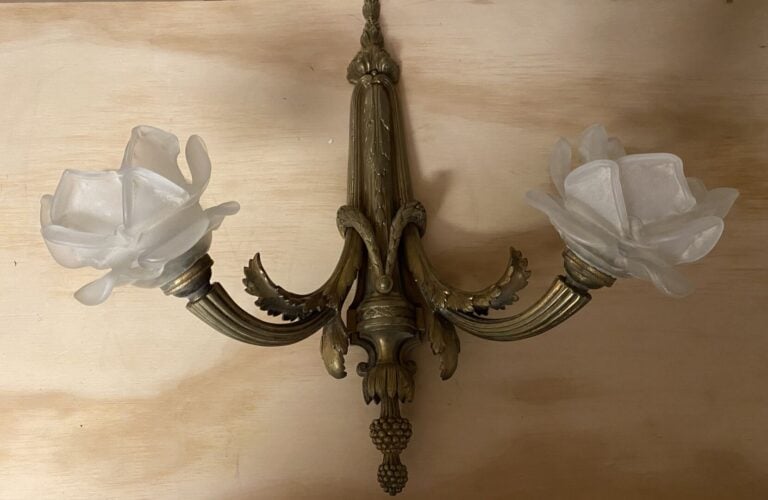 Paire d'appliques en bronze doré à décor de guirlandes et enroulements feuillag…