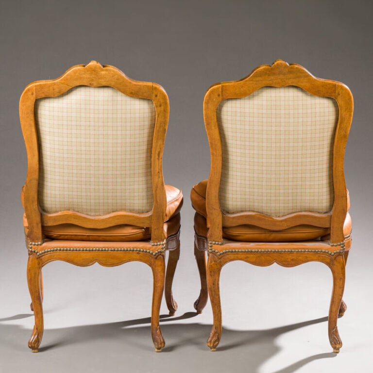 Paire de chaises à dossier plat en noyer mouluré et sculpté à décor de - cartou…