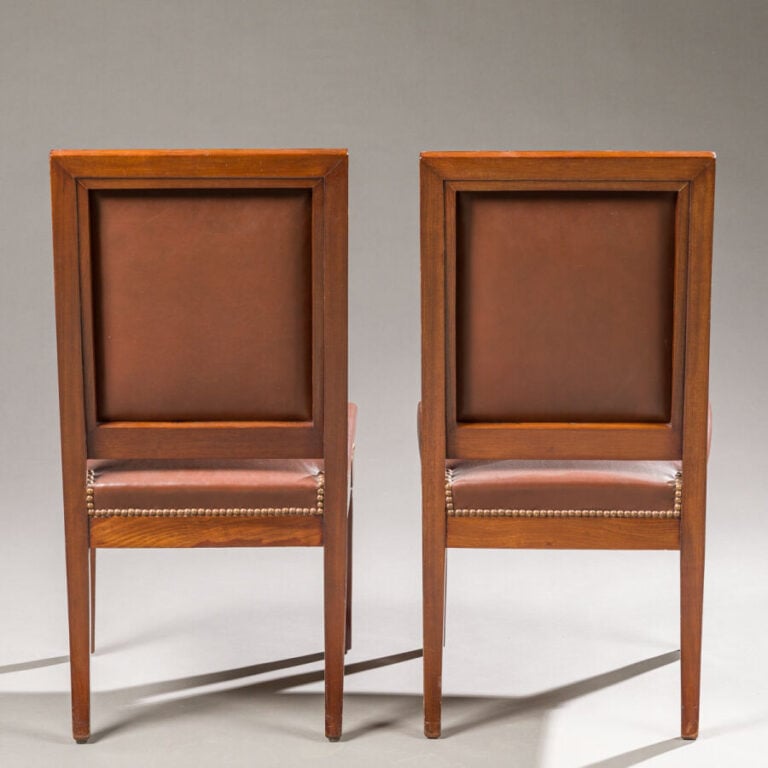 Paire de chaises à dossier plat mouluré et acajou et placage - d'acajou ; pieds…