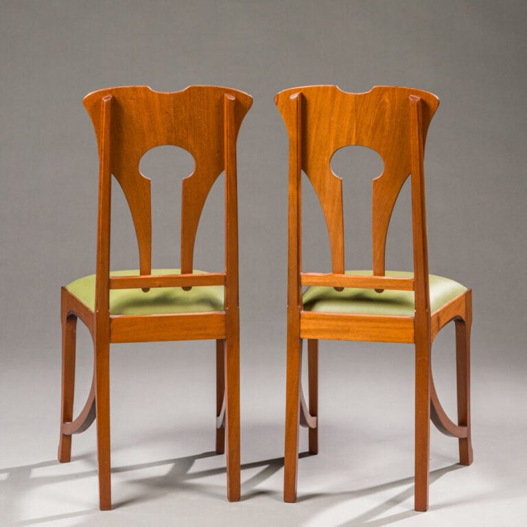 Paire de chaises en acajou à dossier à découpe ajourée - reposant sur un piétem…