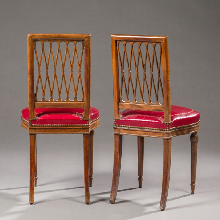 Paire de chaises en acajou ; les dossiers rectangulaires à croisillons, - arcat…
