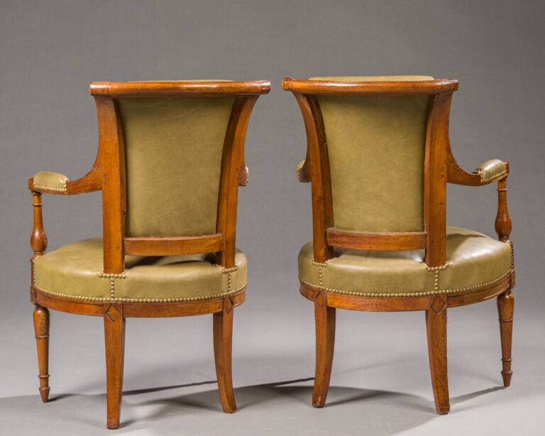 Paire de fauteuils à dossier renversé en cerisier mouluré et sculpté - à motifs…