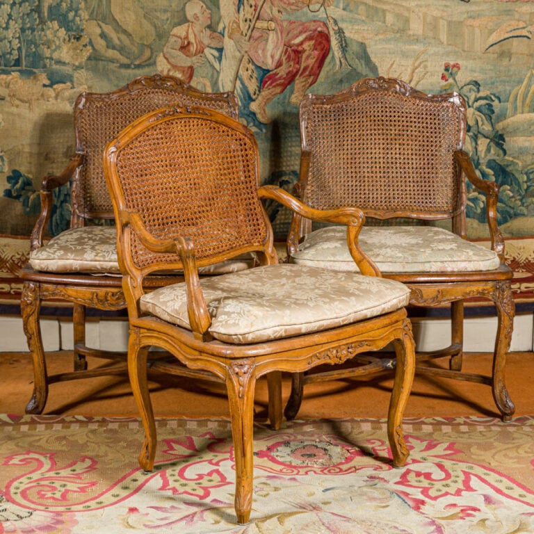 PAIRE DE FAUTEUILS D'EPOQUE REGENCE, en hêtre sculpté, le dossier et l'assise c…