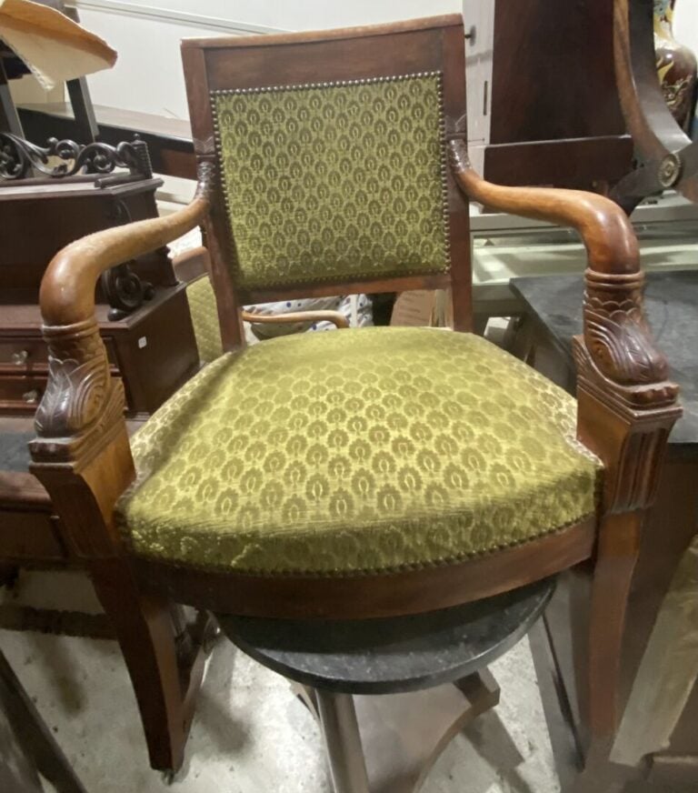 Paire de fauteuils en bois mouluré et sculpté, garniture en velours vert et acc…