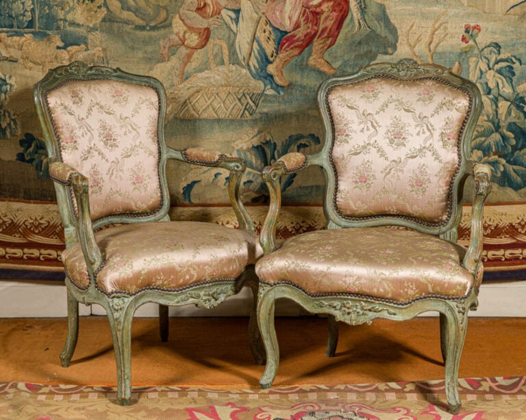 PAIRE DE FAUTEUILS EN CABRIOLET D'EPOQUE LOUIS XV, en bois sculpté et laqué ver…