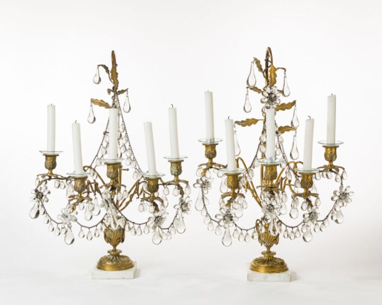 Paire de girandoles en métal doré, pendeloques cristal