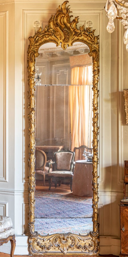 PAIRE DE MIROIRS DE TRUMEAU DU XVIIIe (sous réserve des parquets), en bois scul…