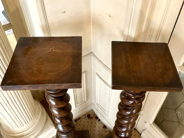PAIRE DE SELLETTES EN BOIS TOURNE, - Hauteur : 108 cm.