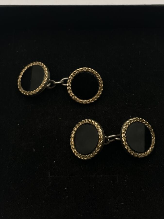 Parure comprenant une chaine retenant un pendentif fleur composé de 5 petits di…