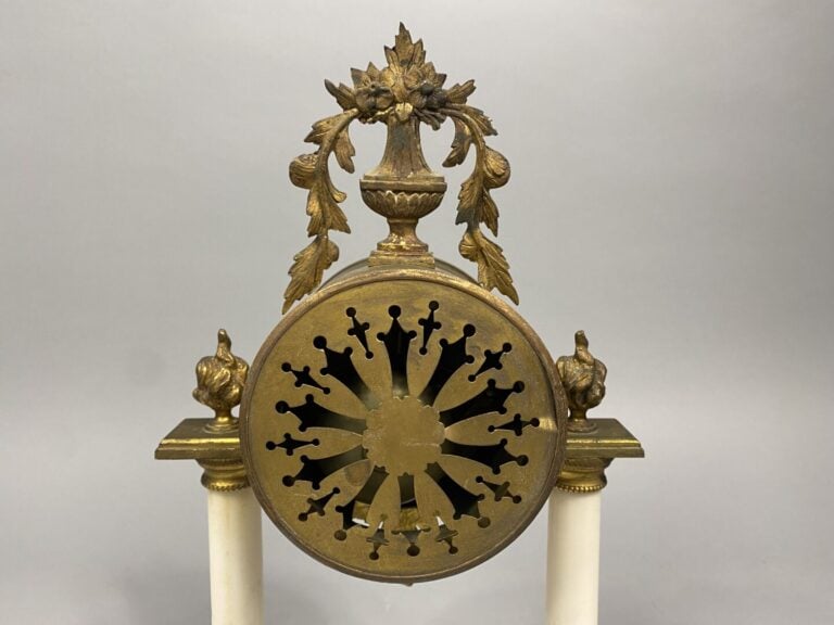 Pendule portique en composition et bronze doré, les montants en forme de colonn…