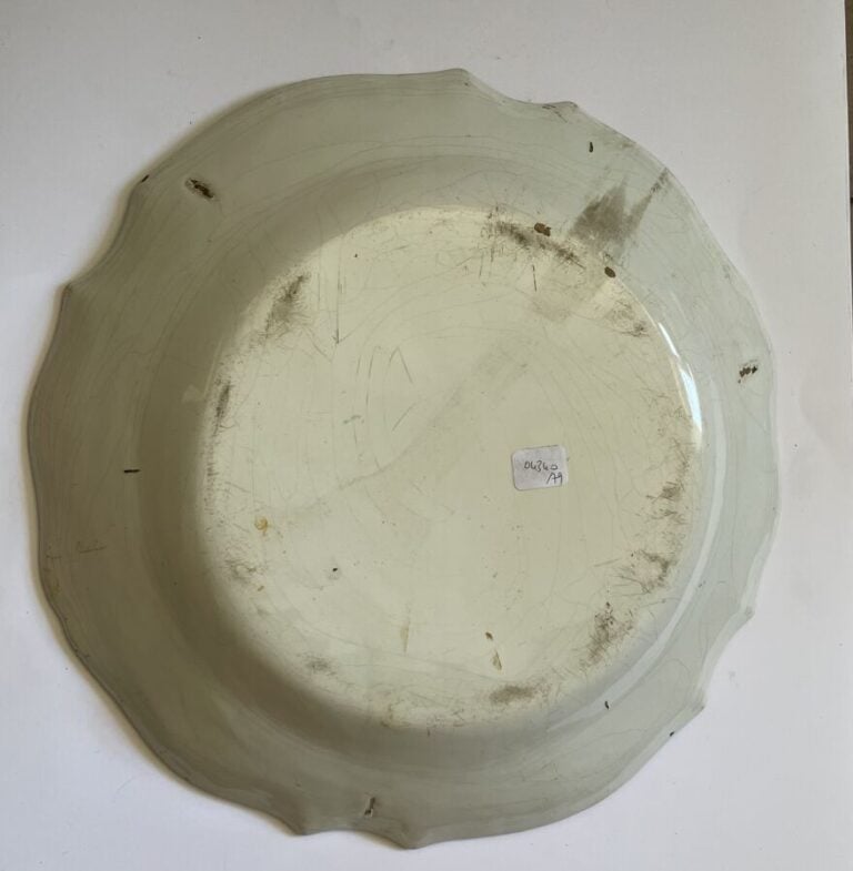 PERSE - Lot de deux plats en céramique - Diamètres : 34 et 35 cm - (Accidents)…