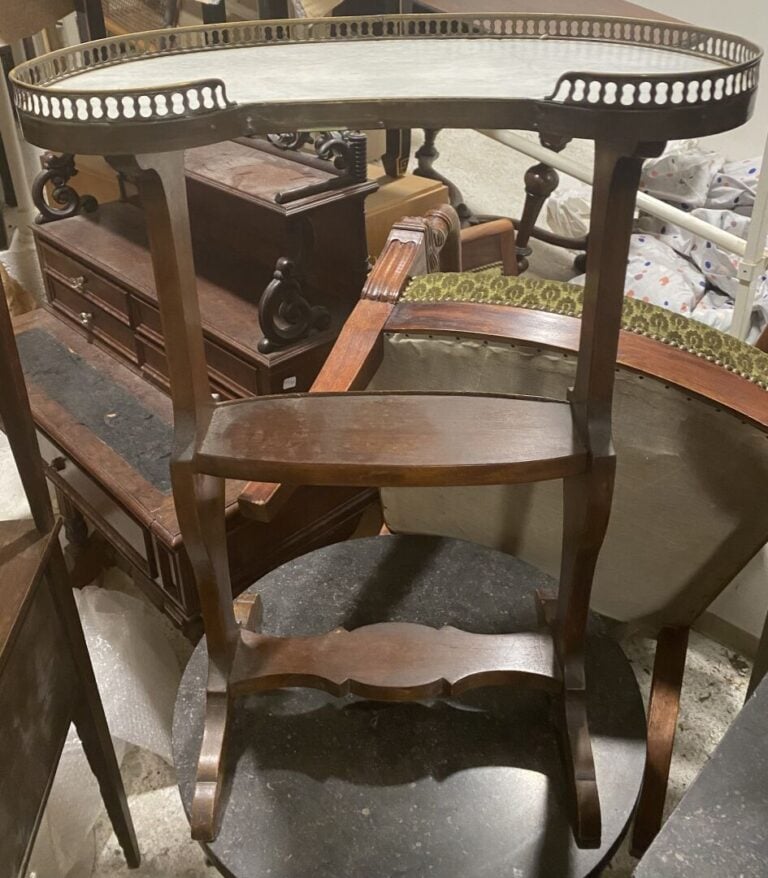 Petit guéridon tripode et table de salon de forme rognon, dessus de marbre blan…