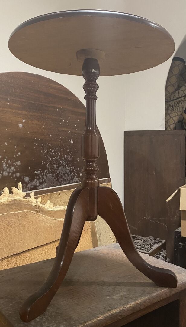 Petit guéridon tripode et table de salon de forme rognon, dessus de marbre blan…
