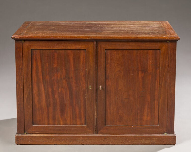 Petit meuble de rangement à deux portes. Hauteur : 72 cm 48 x 49 cm