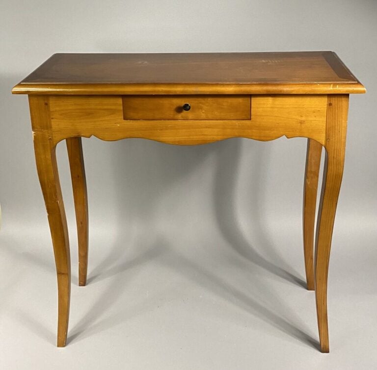 Petite table à un tiroir en ceinture, pieds galbés - Style Louis XV - 75.5 x 80…