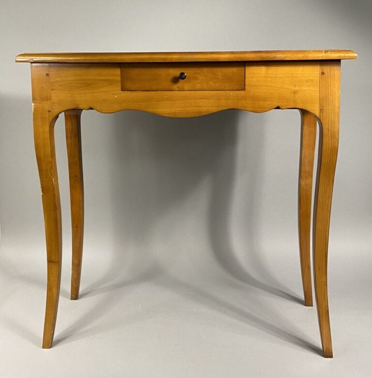 Petite table à un tiroir en ceinture, pieds galbés - Style Louis XV - 75.5 x 80…