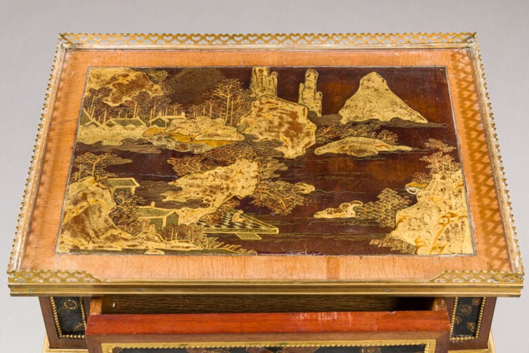 Petite table de salon en acajou agrémentée de panneaux de laque ; de forme rect…