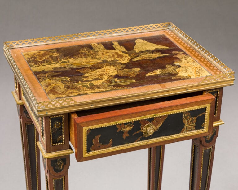 Petite table de salon en acajou agrémentée de panneaux de laque ; de forme rect…