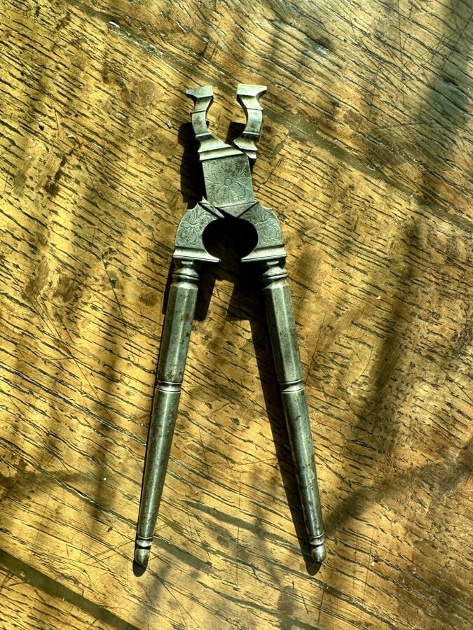 Pince en fer forgé et gravé. XVI/XVIIème - Hauteur : 15.5 cm