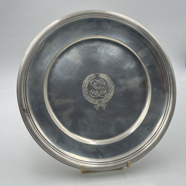 PUIFORCAT. Série de 12 assiettes en argent (750 millièmes) à bordure moulurée,…