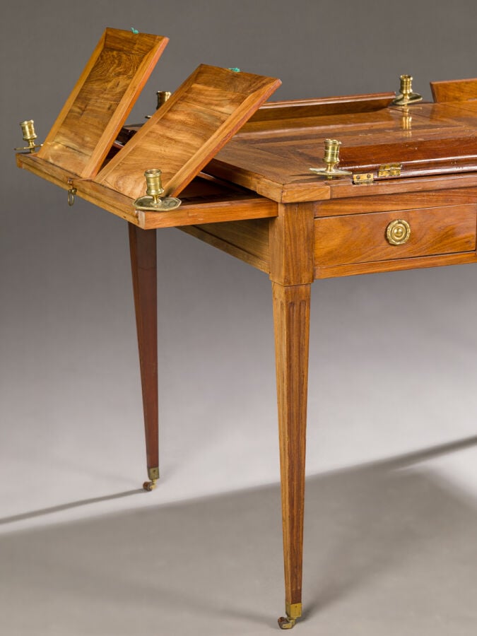 Rare table d'octuor en acajou et placage d'acajou ; de forme - rectangulaire, l…