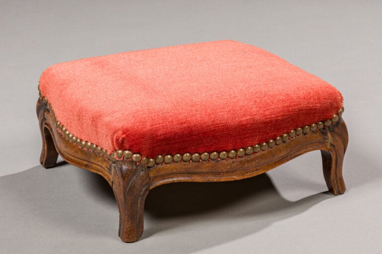 Repose-pied en bois naturel recouvert de velours rouge