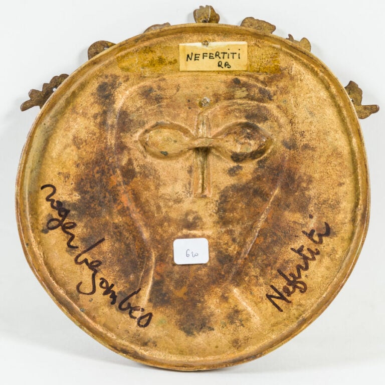 ROGER BEZOMBES (1913-1994) - Nefertiti, 1968 - Bronze doré, laiton ,verre et em…