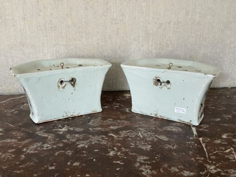 ROUEN. Deux BOUQUETIERES en faïence à décor de corne d'abondance. - Manques, ac…